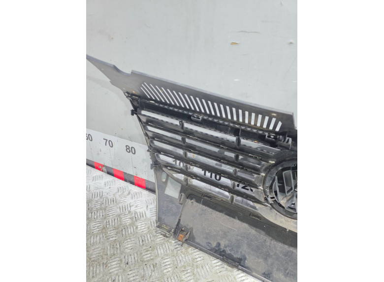 Решетка радиатора к Volkswagen Passat, 2006г.