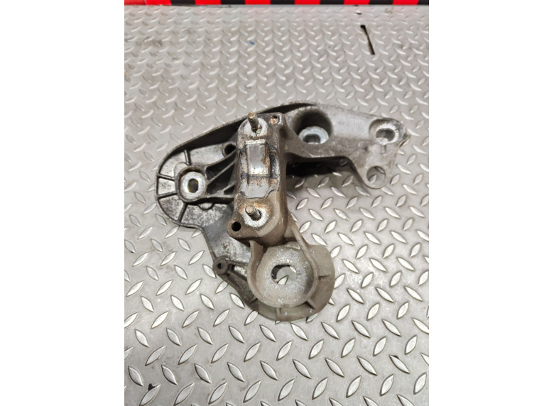 Кронштейн двигателя к Audi A6, 2008г.