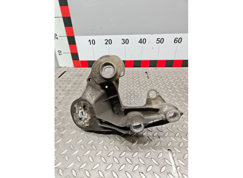 Кронштейн двигателя к Audi A6, 2008г.