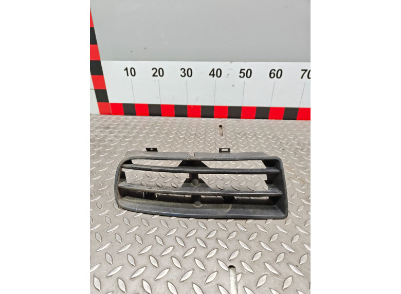 Заглушка (решетка) в бампер передний к Volkswagen Golf, 1997г.