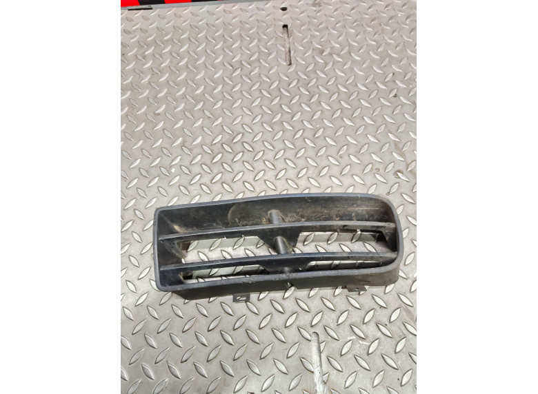 Заглушка (решетка) в бампер передний к Volkswagen Golf, 1997г.