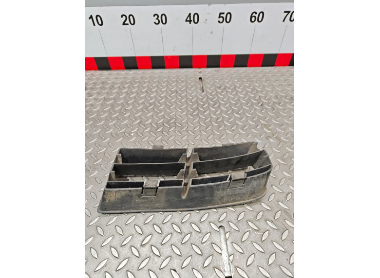 Заглушка (решетка) в бампер передний к Volkswagen Golf, 1997г.