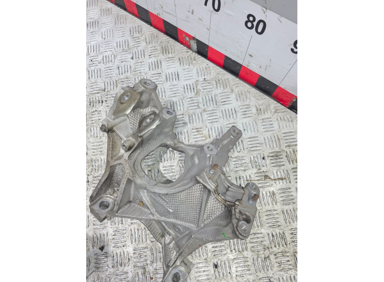 Кронштейн двигателя к Audi A4, 2021г.