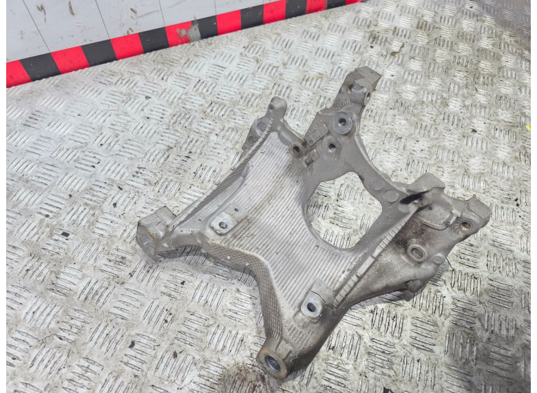 Кронштейн двигателя к Audi A4, 2021г.