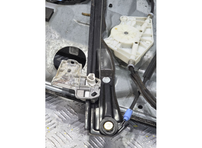 Стеклоподъемник электрический передний правый к Volkswagen Golf, 2000г.