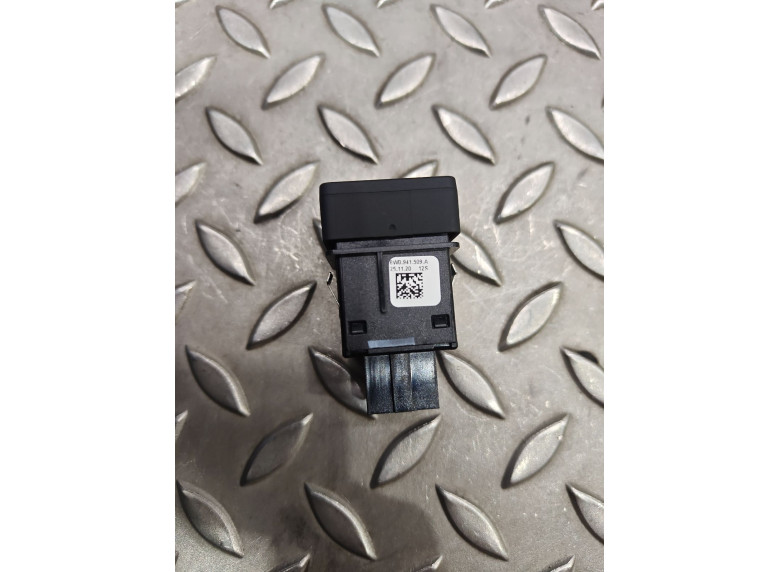 Кнопка аварийной сигнализации к Audi A4, 2020г.