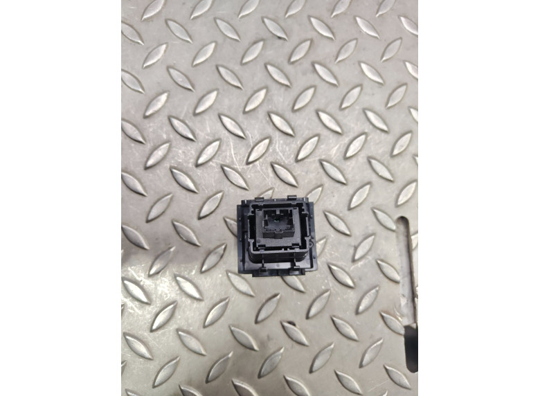 Кнопка аварийной сигнализации к Audi A4, 2020г.