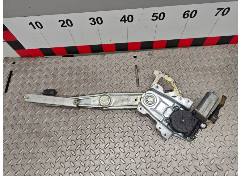 Стеклоподъемник электрический передний левый к Toyota Yaris, 2002г.