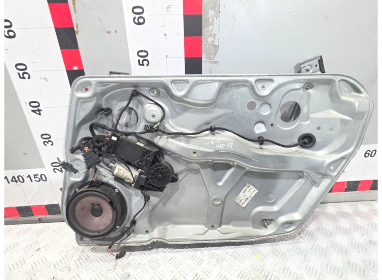 Стеклоподъемник электрический передний правый к Volkswagen Passat, 2001г.