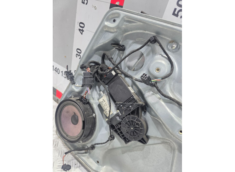 Стеклоподъемник электрический передний правый к Volkswagen Passat, 2001г.