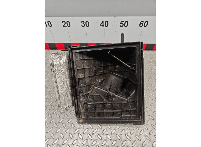 Корпус воздушного фильтра к Volkswagen Passat, 1998г.