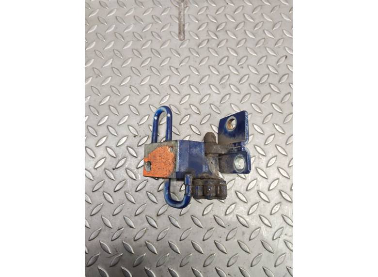 Петля двери передней правой к Volkswagen Passat, 2006г.