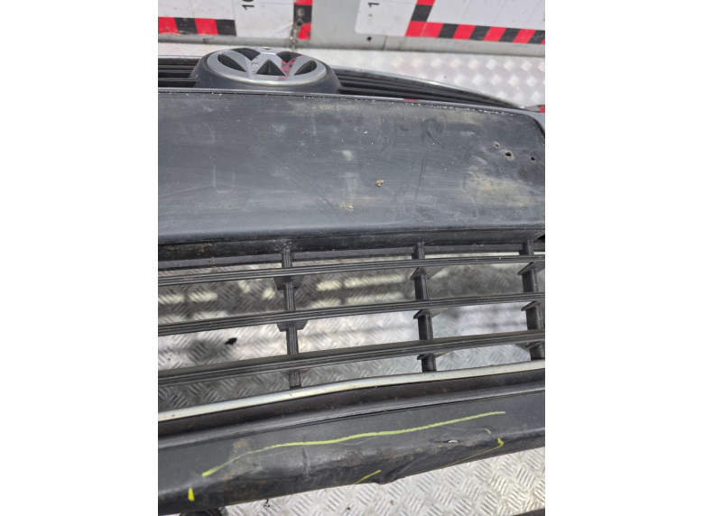 Решетка радиатора к Volkswagen Passat, 2006г.