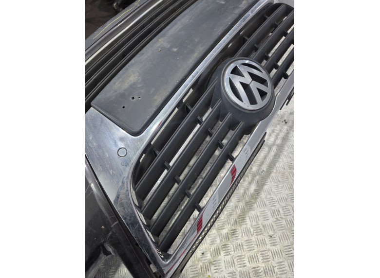Решетка радиатора к Volkswagen Passat, 2006г.