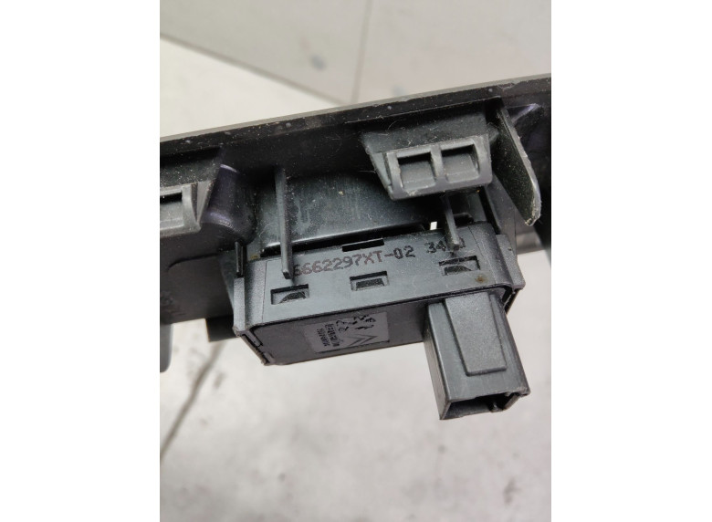 Кнопка стеклоподъемника переднего правого к Peugeot 5008, 2010г.