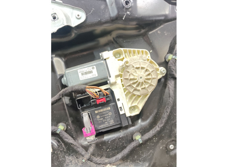 Стеклоподъемник электрический передний левый к Volkswagen Passat, 2008г.