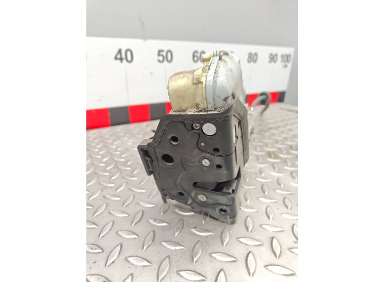 Замок двери передней левой к Volkswagen Passat, 2008г.