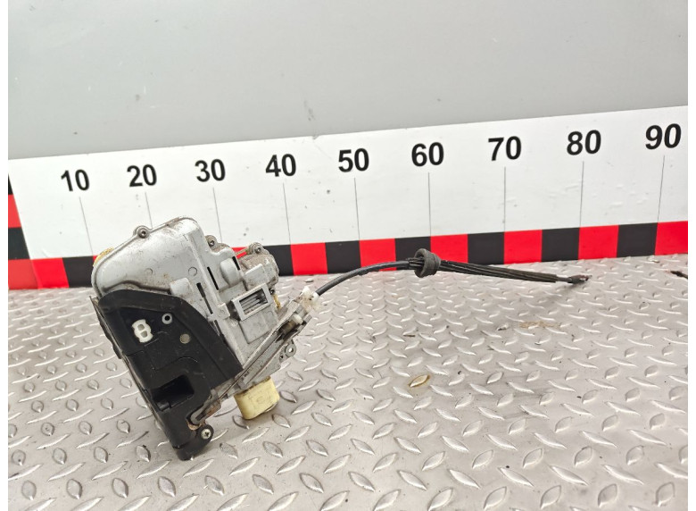 Замок двери передней левой к Volkswagen Passat, 2008г.