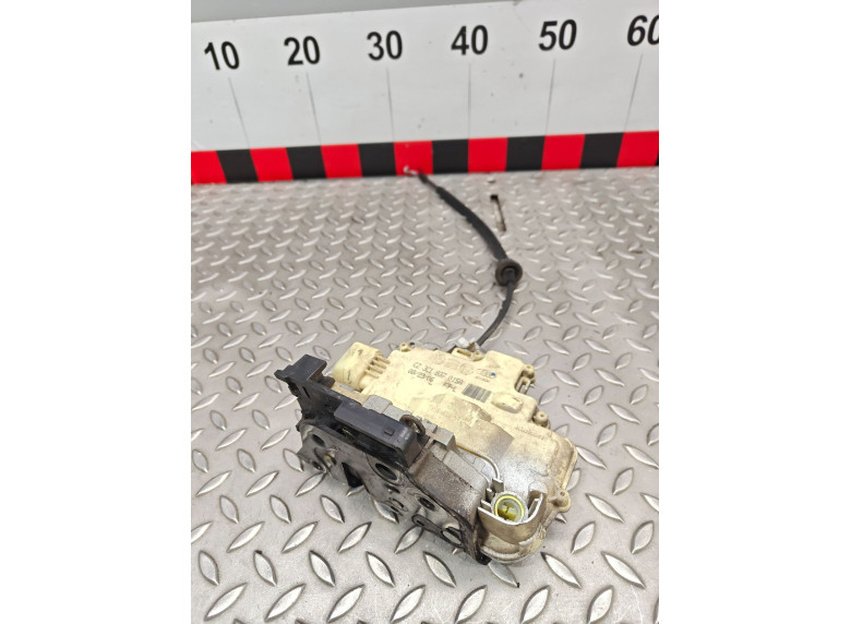 Замок двери передней левой к Volkswagen Passat, 2008г.