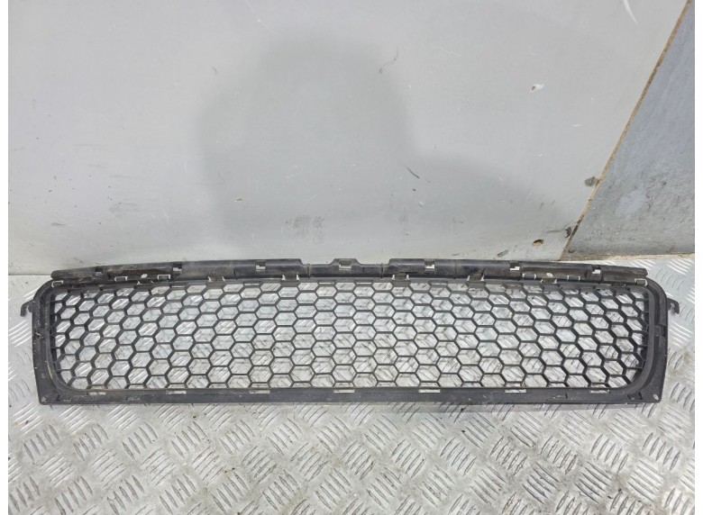Заглушка (решетка) в бампер передний к Dacia Sandero