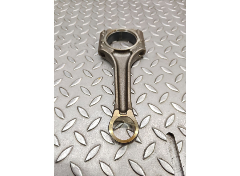 Шатун к Audi A4, 2021г.