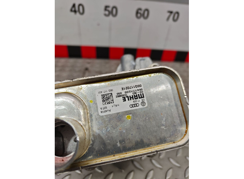 Теплообменник масляного фильтра к Audi A4, 2020г.
