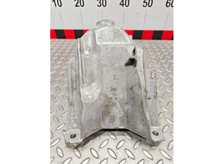 Кронштейн двигателя к Audi A4, 2020г.