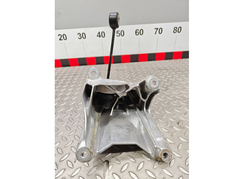 Кронштейн двигателя к Audi A4, 2020г.