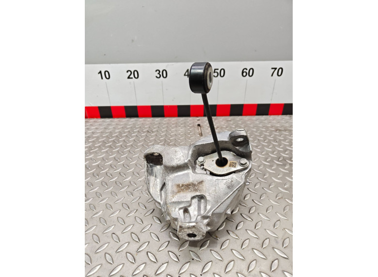 Кронштейн двигателя к Audi A4, 2020г.