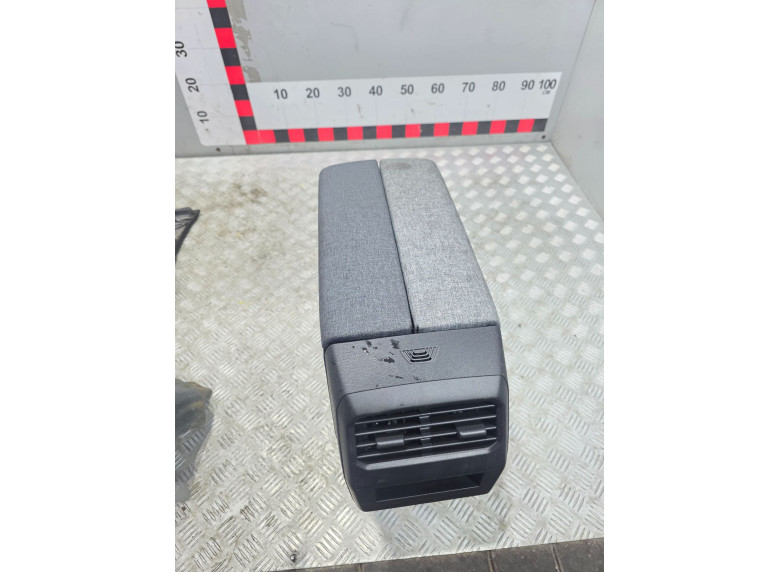 Подлокотник к Peugeot 5008, 2023г.