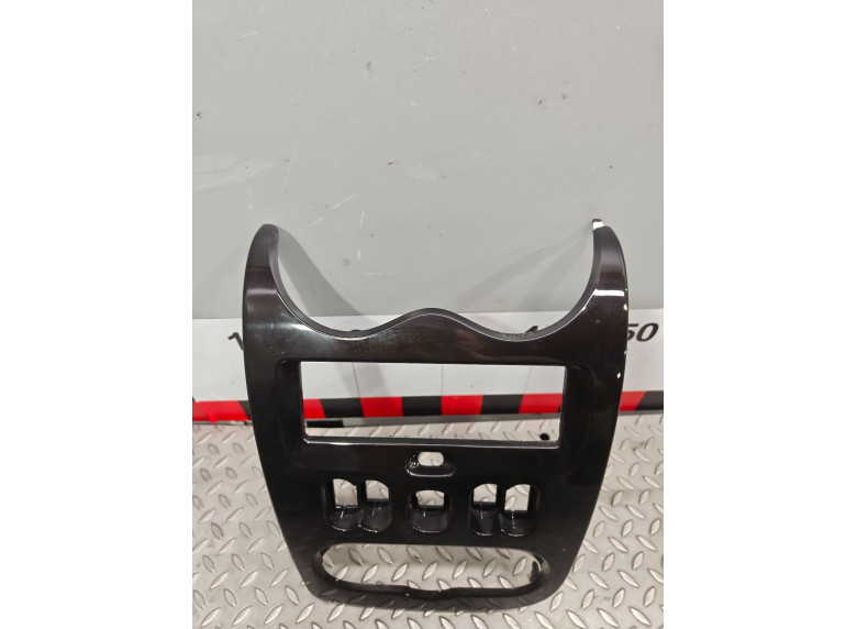 Рамка под магнитолу к Renault Duster, 2011г.