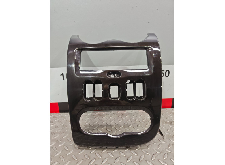 Рамка под магнитолу к Renault Duster, 2011г.