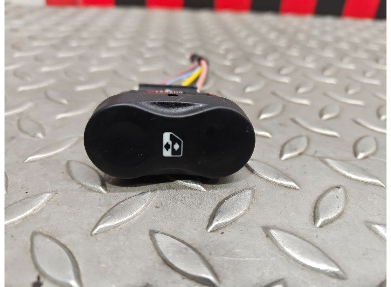 Кнопка стеклоподъемника к Renault Duster, 2011г.