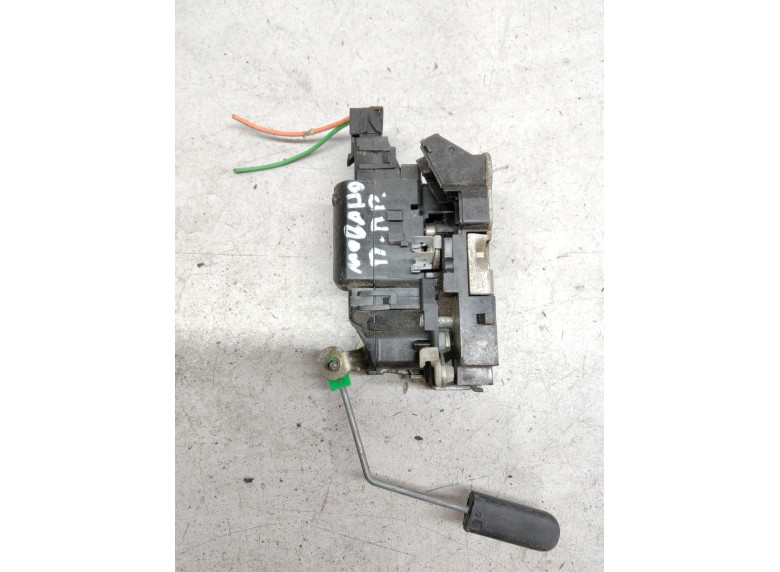 Замок двери передней правой к Renault Master, 2003г.