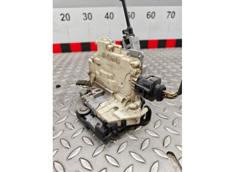 Замок двери передней правой к Seat Leon, 2008г.