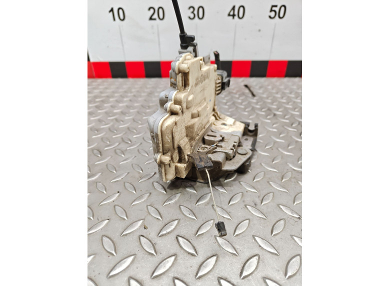 Замок двери передней правой к Seat Leon, 2008г.