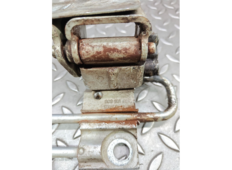 Петля двери передней левой к Seat Leon, 2008г.