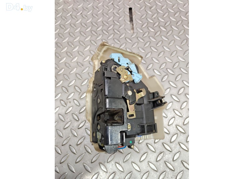 Замок двери передней левой к Volkswagen Golf 2005 г.