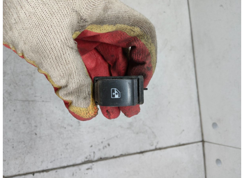 Кнопка стеклоподъемника переднего правого к Peugeot Boxer, 2007г.