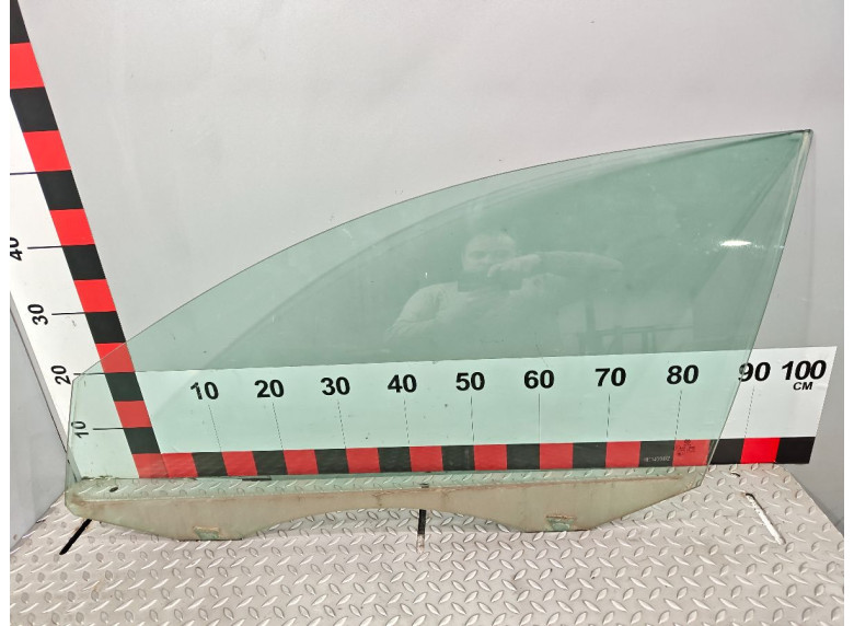 Стекло двери передней левой к Volkswagen Passat, 2005г.