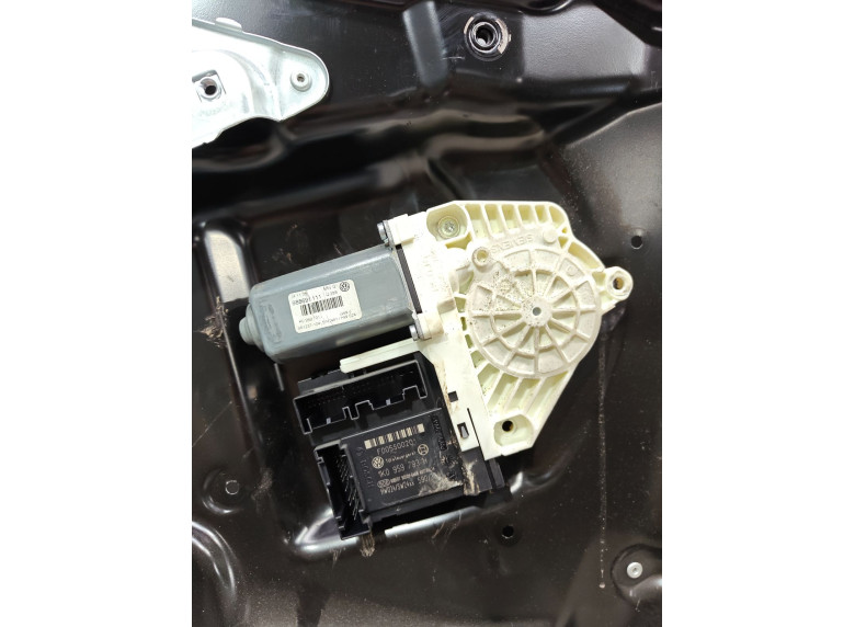 Стеклоподъемник электрический передний левый к Volkswagen Passat, 2005г.