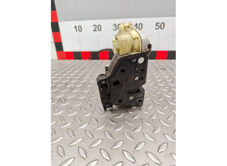 Замок двери передней левой к Volkswagen Passat, 2005г.