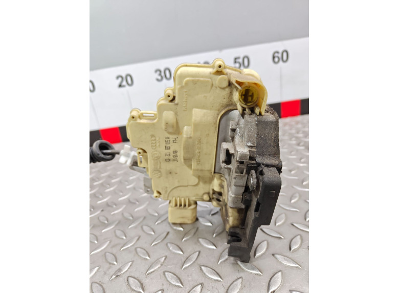 Замок двери передней левой к Volkswagen Passat, 2005г.