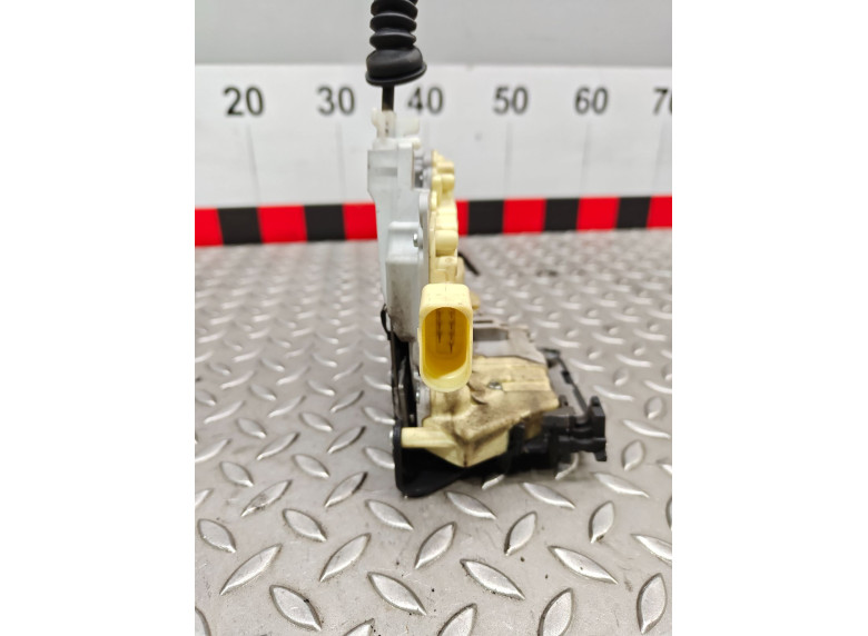 Замок двери передней левой к Volkswagen Passat, 2005г.