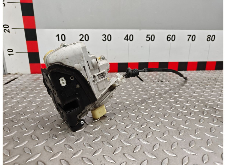 Замок двери передней левой к Volkswagen Passat, 2005г.