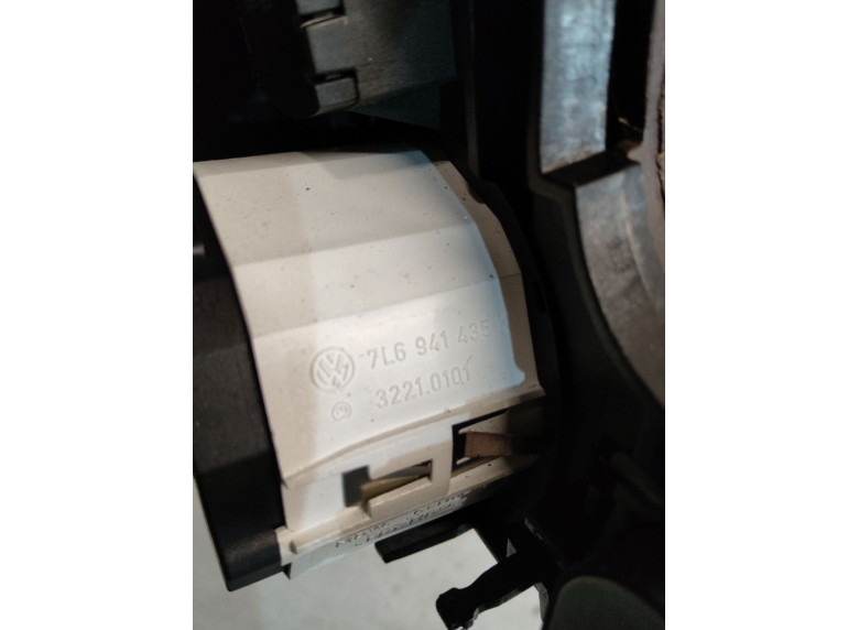 Консоль салона (кулисная часть) к Volkswagen Touareg, 2003г.