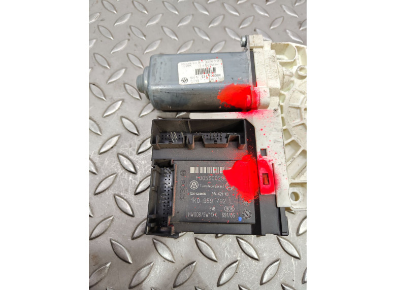 Моторчик стеклоподъемника передний правый к Volkswagen Passat, 2006г.