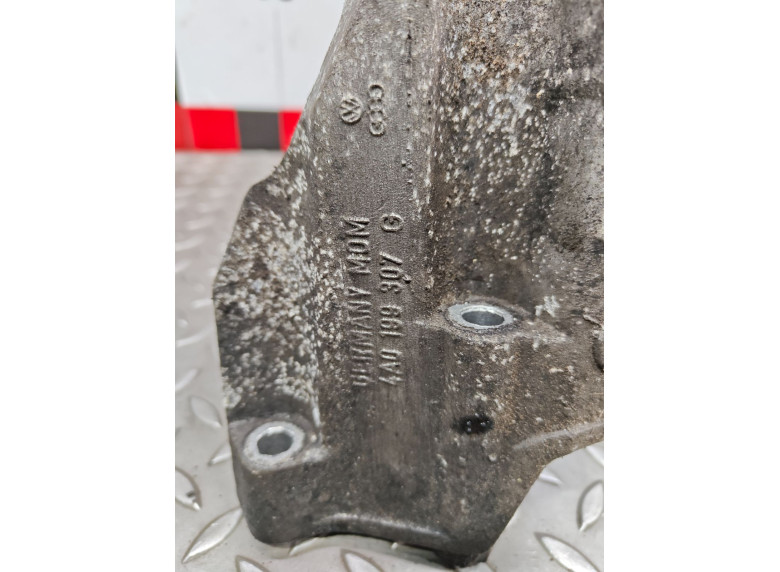 Кронштейн двигателя к Audi A6, 1995г.