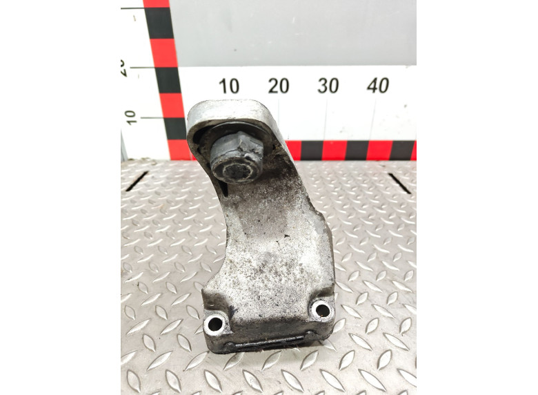 Кронштейн двигателя к Audi A6, 1995г.