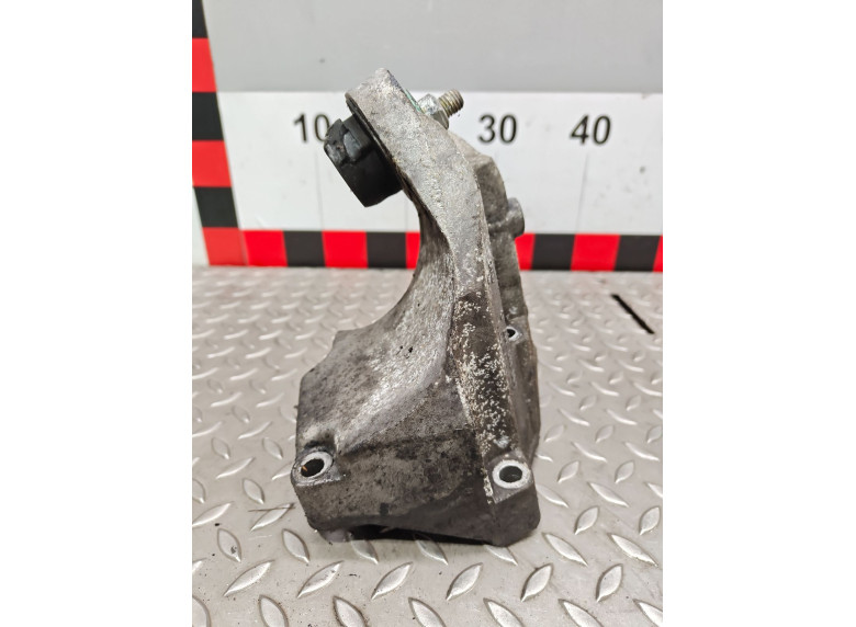 Кронштейн двигателя к Audi A6, 1995г.